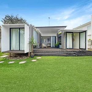 Holiday home Funky Beachfront House Opposite Kawana Surf Club, Buddina